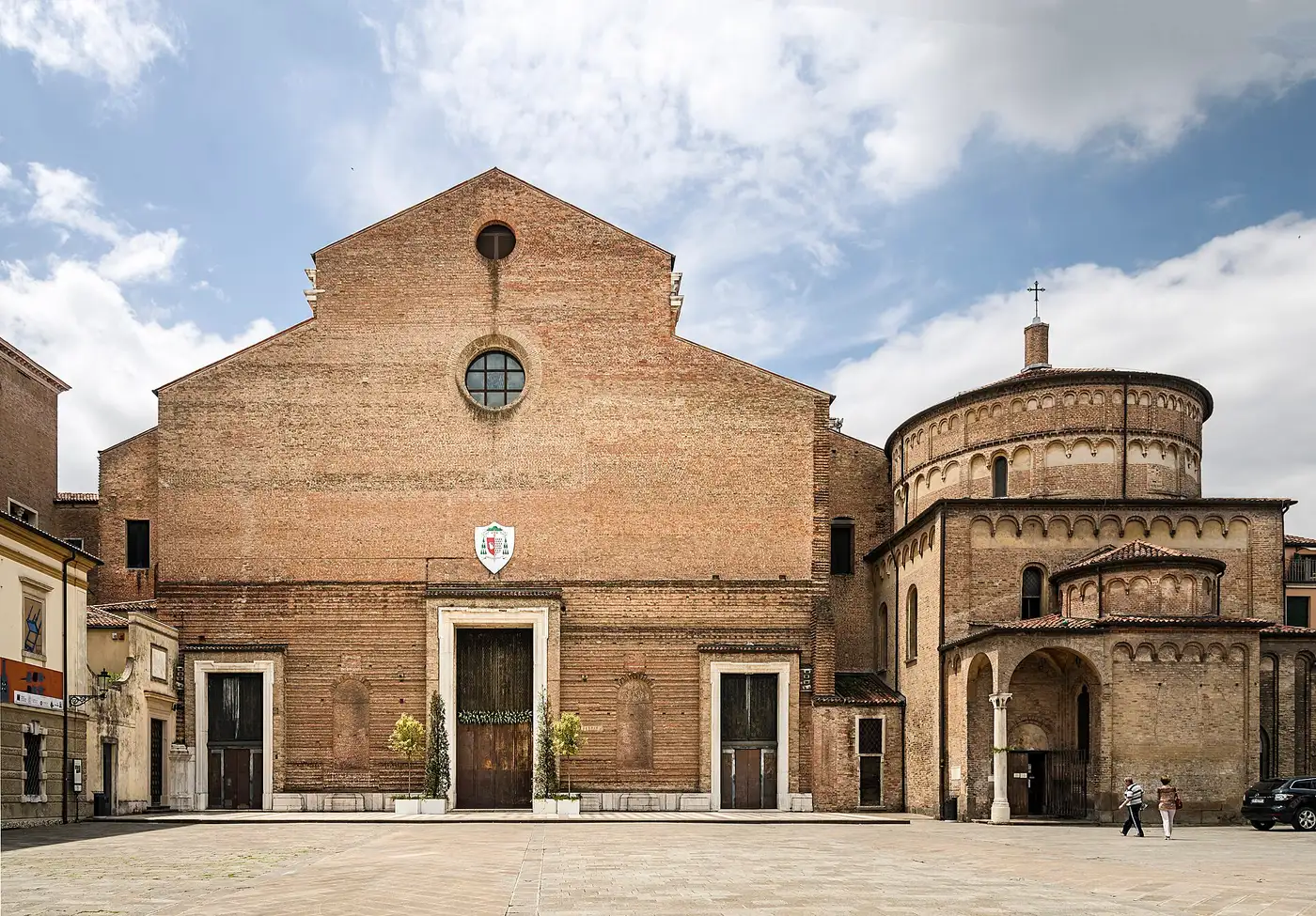 Getting around Padua: the cathedral square and the Baptistery reached on foot through the flat historic centre